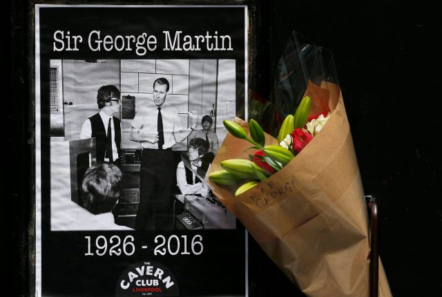 Una ofrenda floral en memoria del productor musical George Martin se deja fuera del club de la caverna en Liverpool, Reino Unido 9 de marzo de 2016. REUTERS / Phil Noble