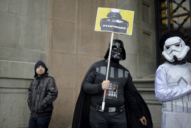 Los manifestantes vestidos como Darth Vader y las tropas de asalto de la serie de películas de Star Wars participar en una manifestación contra el gasto militar ya favor de la ayuda a los refugiados por delante del trigésimo aniversario del referéndum sobre la adhesión de España en la OTAN, en Bilbao, norte de España 9 de marzo de 2016. REUTERS / Vicente West