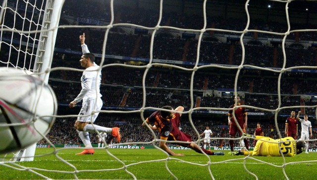 Real Madrid delantero portugués Cristiano Ronaldo (L) celebra después de anotar durante la ronda de la UEFA Champions League del 16, el segundo partido de fútbol de la pierna Real Madrid vs AS Roma en el estadio Santiago Bernabéu de Madrid el 8 de marzo de 2016. GERARD JULIEN / AFP