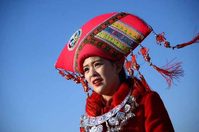 Una azafata mira en la plaza de Tiananmen durante la segunda sesión plenaria del Congreso Nacional del Pueblo en Beijing el 9 de marzo, el parlamento controlado por los comunistas 2016 de China abrió su sesión anual el 5 de marzo y se espera la aprobación de un nuevo plan de cinco años para frente a la desaceleración del crecimiento en la segunda mayor economía del mundo. WANG Zhao / AFP