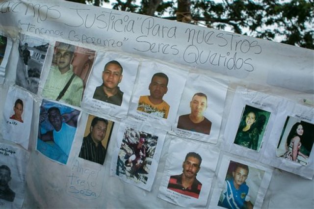 Un cartel con fotos de varios mineros desaparecidos, colgado de un árbol cerca de Tumeremo, Venezuela, el martes 8 de marzo de 2016. (Fabiola Ferrero/El Estimulo via AP)