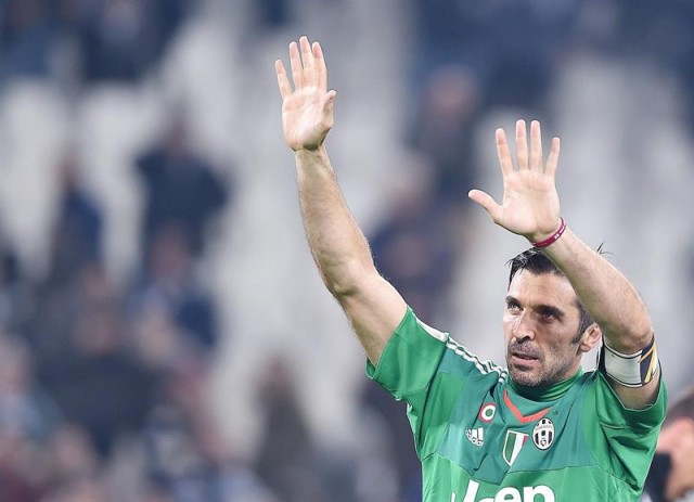 El arquero Gianluigi Buffon celebra la victoria en el partido de la Serie A entre  Juventus FC y US Sassuolo en Turin. EFE