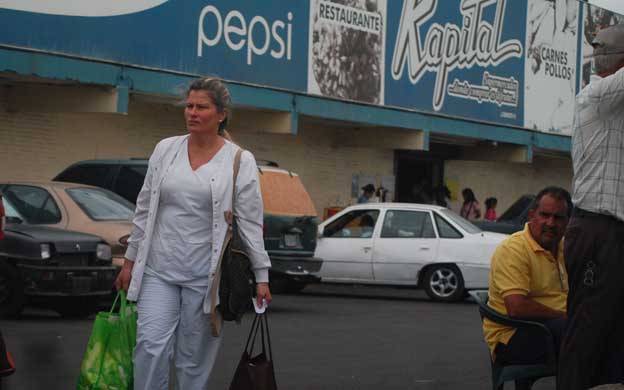 MARACAIBO VENEZUELA: 11/03/2016 RECORRIDO POR LOS MERCADOS DE LA ZONA SUR EN  EL MUNICIPIO SAN FRANCISCO PARA VER SI ESTAN EN FUNCIONAMIENTO EN  AL FOTOGRAFIA MERCADOS DEL MUNICIPIO SAN FRANCISCO SE LES DECOMISA LA COMIDA PARA VENDER EN LOS MERCALES