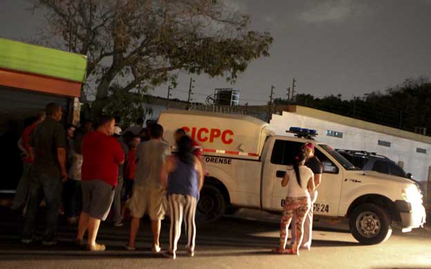 Maracaibo Venezuela 14/03/2016 SUcesos Oscar Leal de 60 anos de edad fue degollado apunalado y quemado en su residencia en la Urbanizacion Gilco la noche del dia de hoy