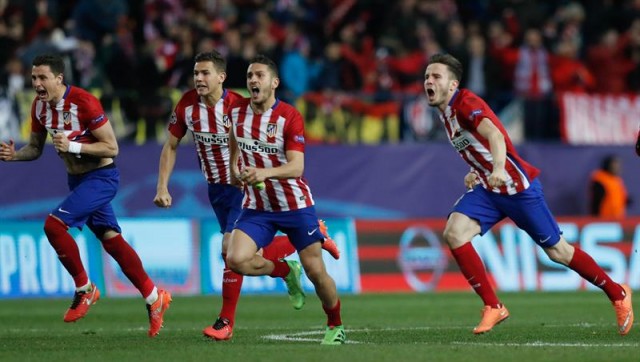 Los jugadores del Atlético de Madrid celebran la victoria ante el PSV Eindhoven, al término del partido de vuelta de los octavos de final de la Liga de Campeones disputado esta noche en el estadio Vicente Calderón, en Madrid. EFE