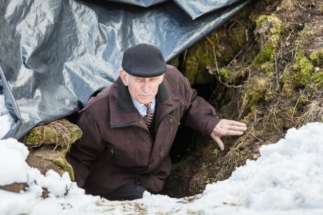 Jozef Jarosz sube el 16 de marzo, el año 2016 a partir de un escondite subterráneo en Stankowa, Polonia, donde él y su familia ayudó a Anna Grygiel y otros 13 Judios para sobrevivir al Holocausto y la Segunda Guerra Mundial. WOJTEK Radwa?ski / AFP