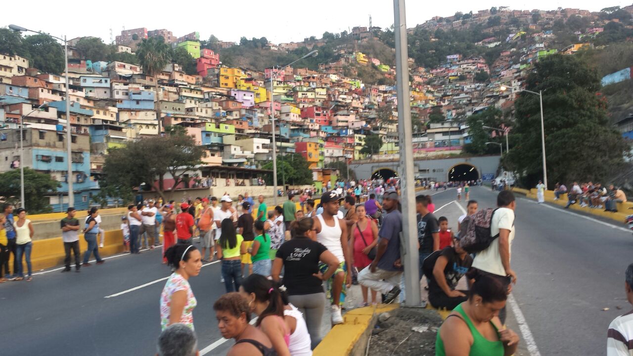 Comunidad de El Cementerio tranca la autopista por presunto ajusticiamiento de un joven (FOTOS)