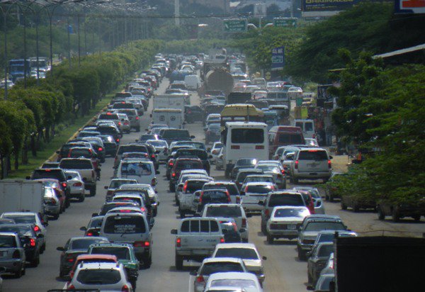 Tras choque se bajó de su carro y murió arrollado… Testigos le robaron hasta la batería del vehículo