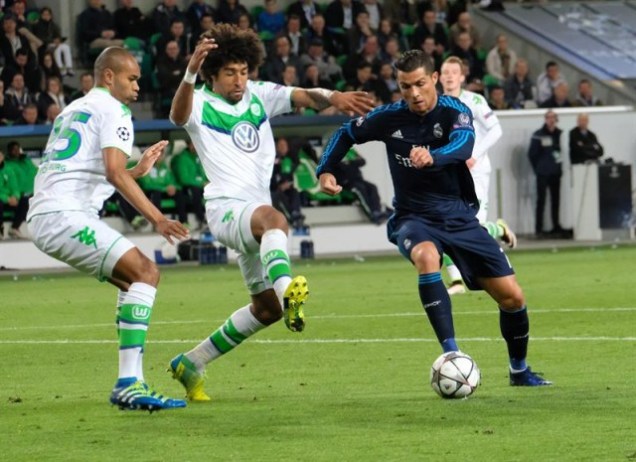 ristiano Ronaldo (d) de Real Madrid ante Dante (c) de VfL Wolfsburgo hoy, miércoles 6 de abril de 2016, durante un partido de cuartos de final de la Liga de Campeones de la UEFA en el Volkswagen Arena de Wolfsburgo (Alemania). EFE