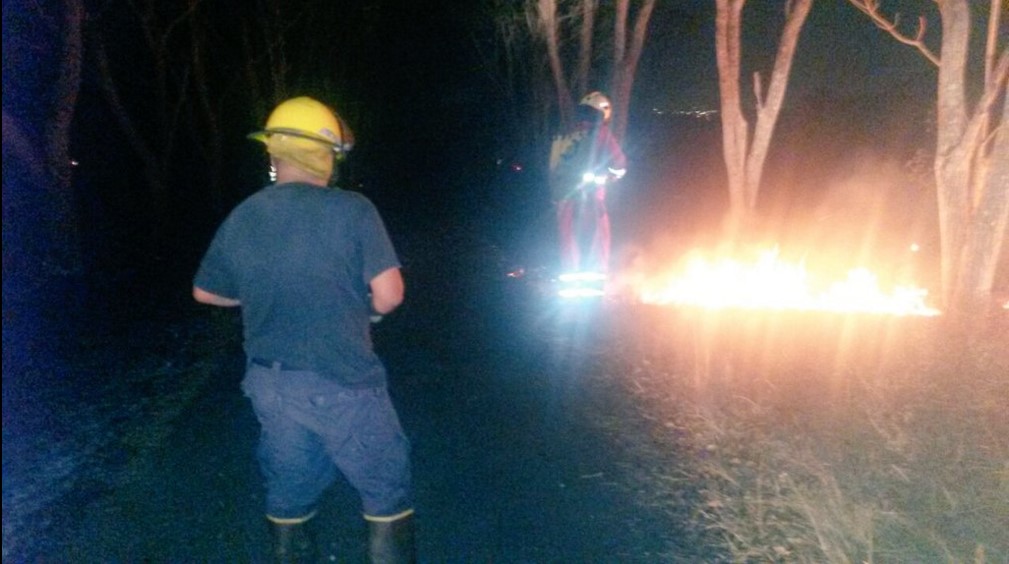 Controlado incendio forestal en el Parque La Llovizna