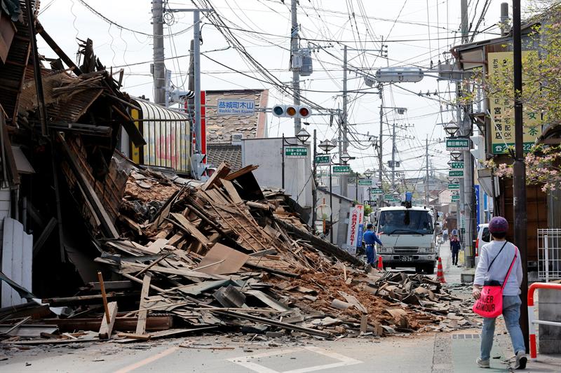 Dos potentes seísmos sacuden Japón y causan más de 30 muertos y miles heridos (Fotos)