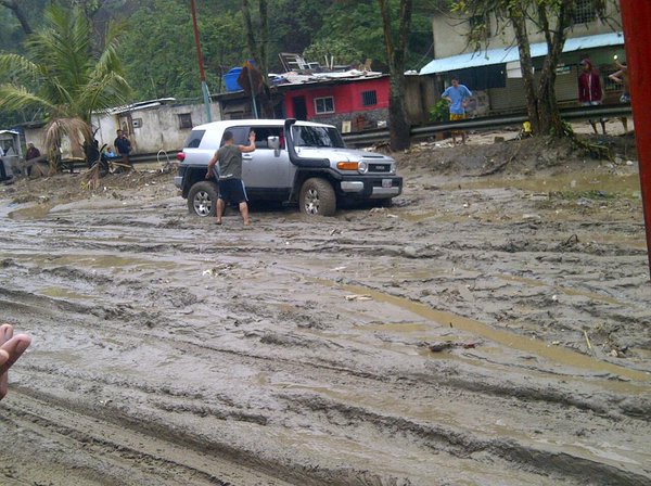 Carretera guarenas lluvia rio