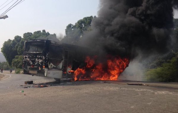 Queman autobús durante protestas en Cumaná