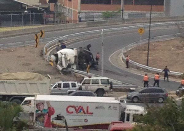 Gandola volcada en el Distribuidor Los Ruices