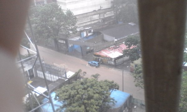 VIDEOS: Precipitaciones forman río en la avenida principal de Palo Verde