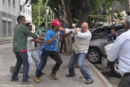 Cobardes agreden a Chúo Torrealba durante protesta en Corpoelec (Video)