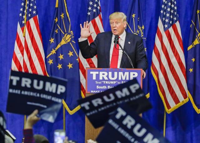 El precandidato presidencial republicano Donald Trump habla en un acto de campaña en el Centro Century de South Bend, Indiana. EFE