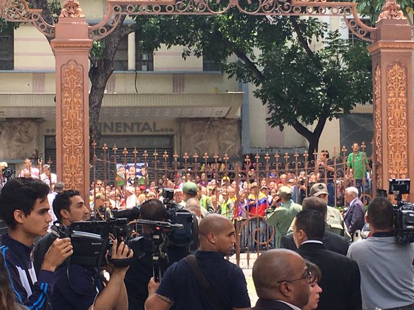 FOTOS: Grupos chavistas intentaron saltar cercas de la AN