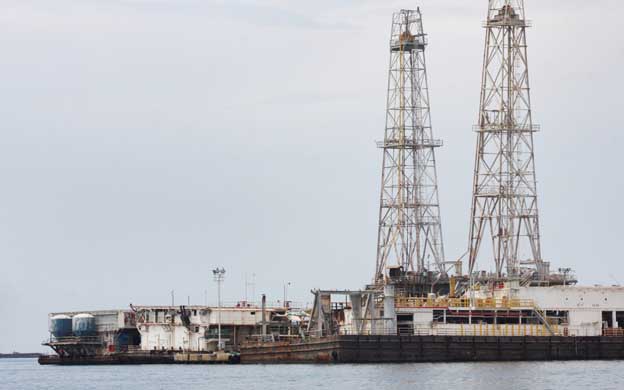 Denuncian paralización de 12 gabarras en el Lago de Maracaibo