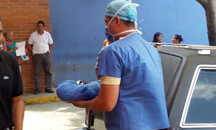 Le molestó su llanto al nacer y con una tijera le quitó la vida a su bebé