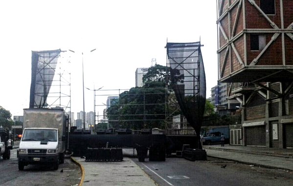 Cierran la Av. Libertador por instalación de tarima oficialista este #11M (Fotos)