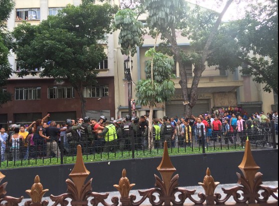 Capturan a delincuente robando en la Asamblea Nacional (video)