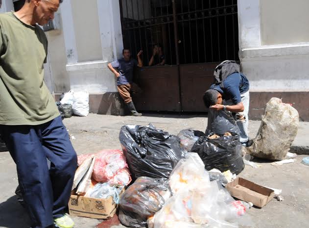 Un mercado al aire libre donde llenan el estómago los maracayeros