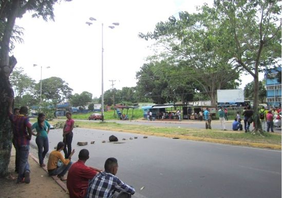 http://correodelcaroni.com/index.php/mas/salud/item/45455-familiares-y-pacientes-de-paludismo-vuelven-a-trancar-una-calle-para-exigir-entrega-del-tratamiento