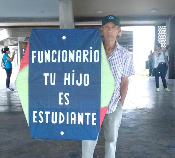 El señor del papagayo dijo presente en la marcha de los estudiantes (Foto)