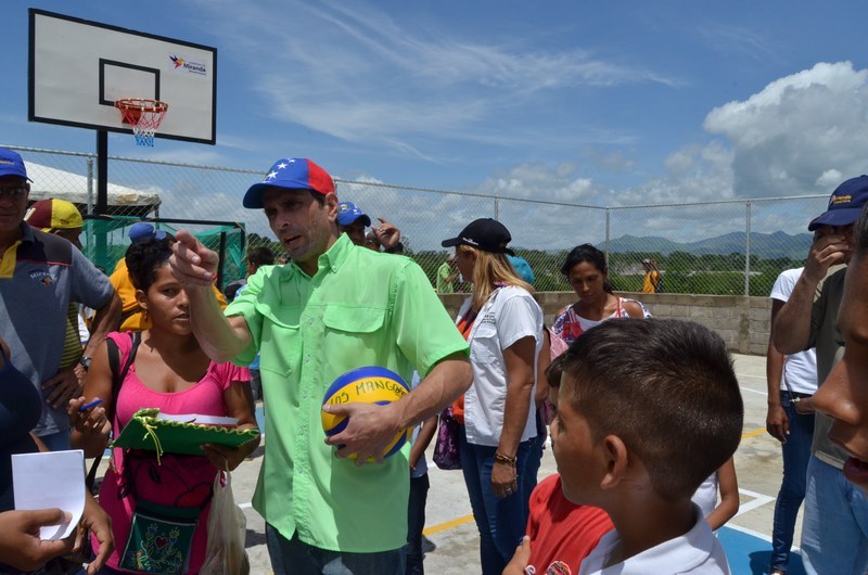 Gobierno de Miranda entregó cancha y parque infantil en Santa Bárbara