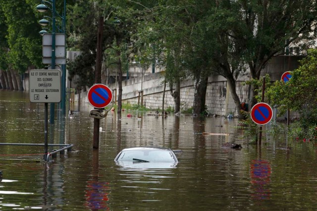 An abandoned car is submerged in deep water on the flooded river-side of the River Seine in Paris, France, after days of almost non-stop rain caused flooding in the country, June 3, 2016.     REUTERS/Pascal Rossignol -  TPX IMAGES OF THE DAY