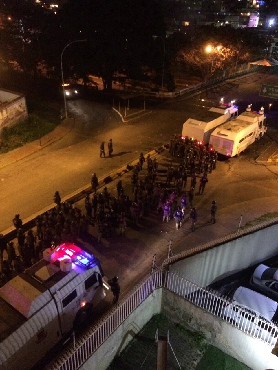 LA FOTO: Gran cantidad de refuerzos GNB en La Urbina frente a barrio 5 de Julio de Petare