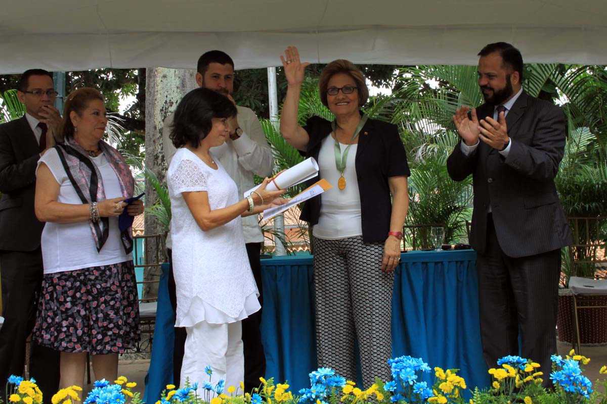 Helen Fernández a los hatillanos: Contribuyamos a lograr la armonía social