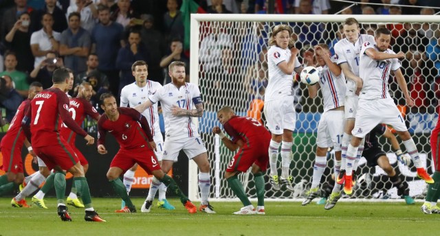 Football Soccer - Portugal v Iceland - EURO 2016 - Group F - Stade Geoffroy-Guichard, Saint-Étienne, France - 14/6/16 Portugal's Cristiano Ronaldo shoots from a free kick REUTERS/Kai Pfaffenbach Livepic