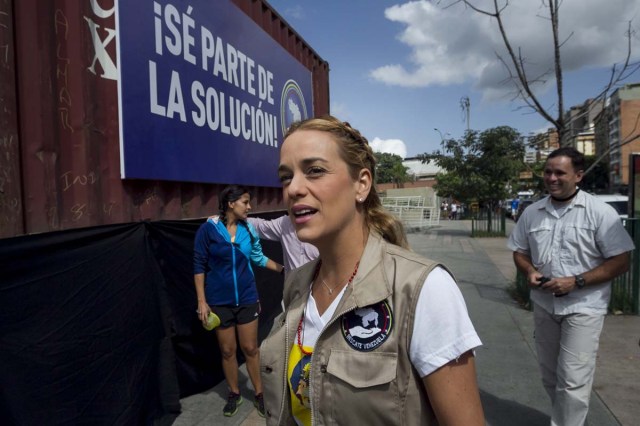 Lilian Tintori, esposa del dirigente venezolano Leopoldo López, asiste a un acto de entrega de medicinas hoy, 15 de junio de 2016, en la ciudad de Caracas (Venezuela). EFE/MIGUEL GUTIERREZ