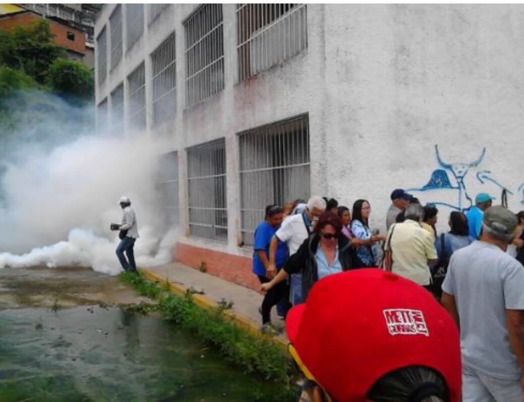 FOTOS y VIDEO: Colectivos atacan centro de validación en Macarao, ¡alcalde Rodríguez ponga orden!