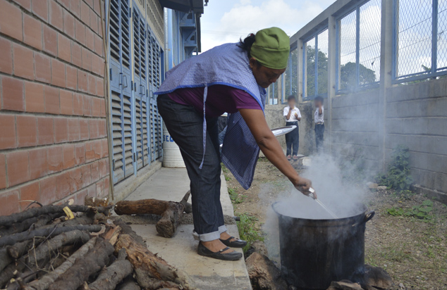 En escuela de Lara deben cocinar a leña por falta de gas