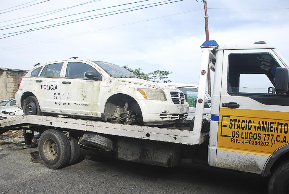 PoliHatillo inicia traslado de más de 20 chatarras acumuladas en 18 años