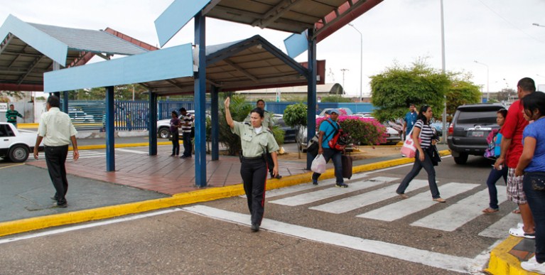 Iniciaron labores de bacheo y arreglo de luminarias en la Terminal de Pasajeros de Maracaibo