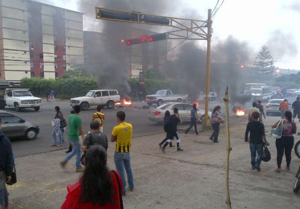 Destrozos e intentos de saqueo en tres supermercados de Táchira (Video+Fotos)