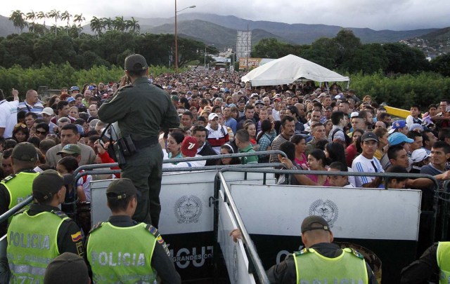 CUC12. CÚCUTA (COLOMBIA), 17/07/2016.- Ciudadanos venezolanos esperan para cruzar uno de los puentes fronterizos hoy, domingo 17 de julio de 2016, en Cúcuta (Colombia). Unos 35.000 venezolanos cruzaron a primera hora de hoy a Colombia a través de tres puentes internacionales para comprar víveres, artículos de primera necesidad y medicamentos, en una nueva jornada de apertura temporal en la frontera, informaron fuentes oficiales. EFE/Schneyder Mendoza