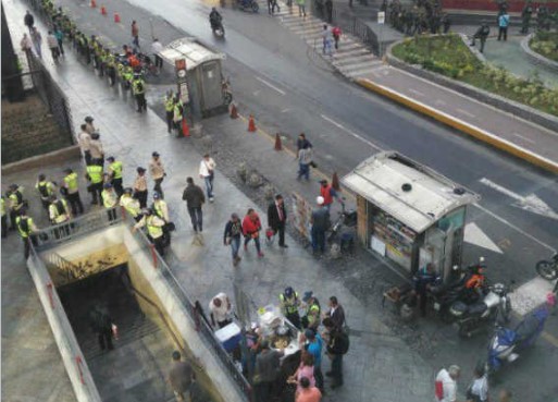 Funcionarios de la PNB desde temprano custodian sede del CNE en día de marcha opositora