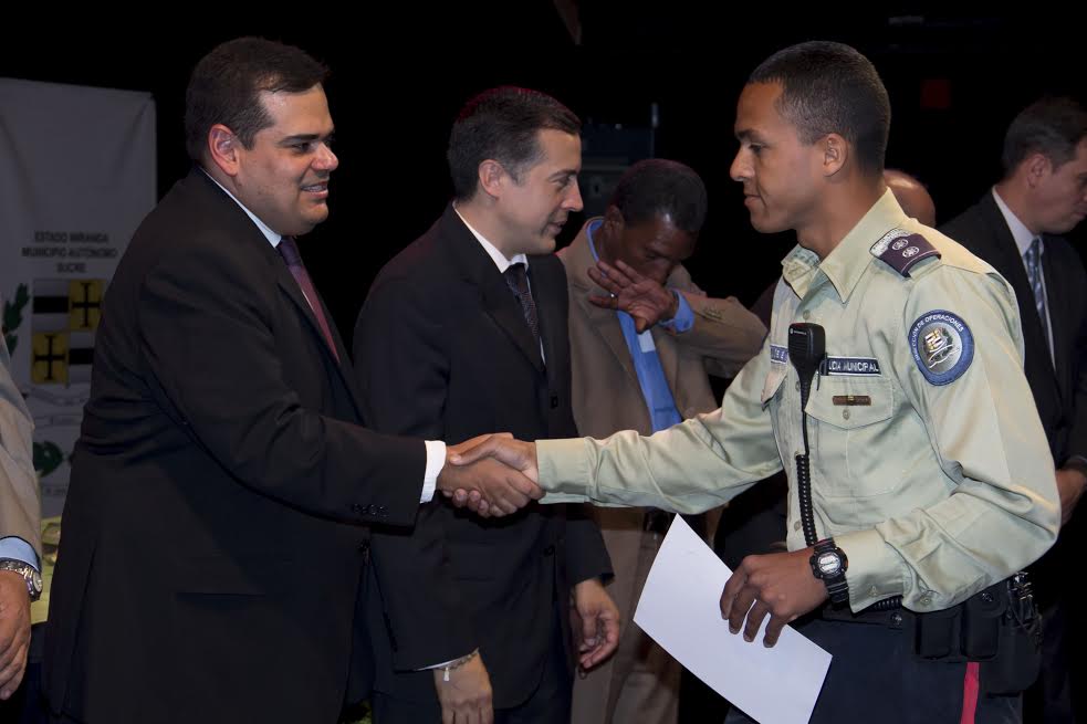 Concejal Manzano: Los policías venezolanos viven dificultades y es nuestra responsabilidad ayudarlos