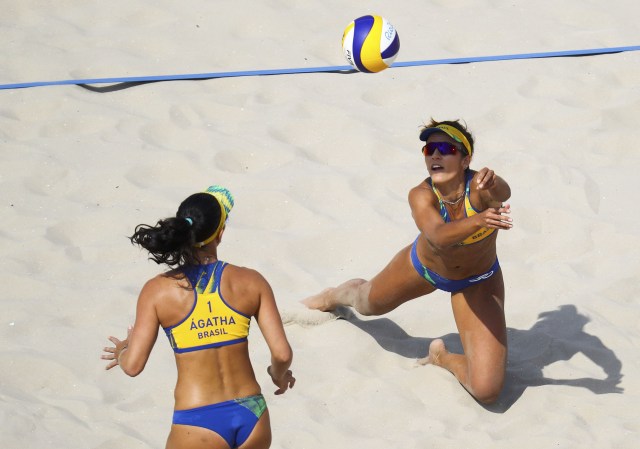 2016 Rio Olympics - Beach Volleyball - Women's Preliminary - Beach Volleyball Arena - Rio de Janeiro, Brazil - 08/08/2016. Barbara Seixas Figueiredo (BRA) of Brazil and Agatha Bednarczuk (BRA) of Brazil compete. REUTERS/Kai Pfaffenbach FOR EDITORIAL USE ONLY. NOT FOR SALE FOR MARKETING OR ADVERTISING CAMPAIGNS.