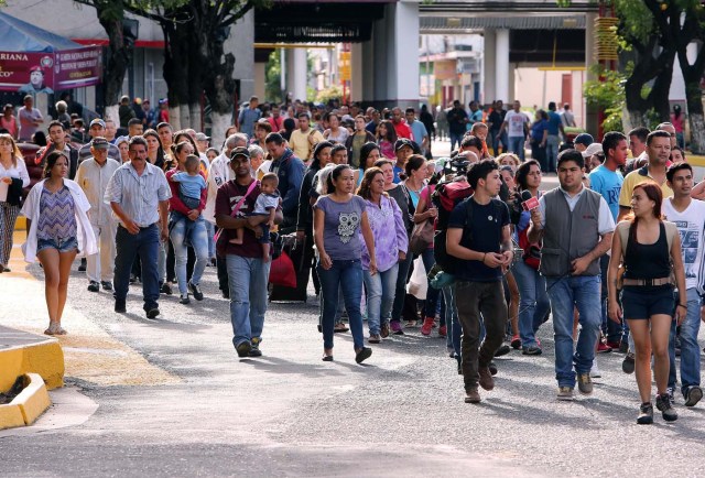 COL01. SAN ANTONIO (VENEZUELA), 13/08/2016.- Venezolanos hacen fila para salir por el puente internacional Simón Bolívar, frontera entre Colombia y Venezuela, hoy sábado 13 de agosto de 2016, en San Antonio (Venezuela). Alrededor de 20.000 ciudadanos de Venezuela ingresaron hoy a Colombia durante las primeras cinco horas en las que permaneció abierta la frontera entre ambos países que llevaba casi un año cerrada, informaron fuentes oficiales. EFE/MAURICIO DUEÑAS CASTAÑEDA