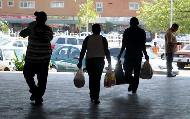 Aumento de salario alborotará fiebre del bachaqueo en Zulia