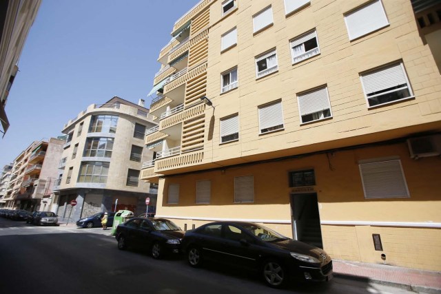 GRA082 TORREVIEJA (ALICANTE), 18/08/2016.- Vista general del edificio de Torrevieja donde fue encontrado ayer el cadáver de una mujer de origen chileno tapiado en un cuarto de contadores. EFE/Manuel Lorenzo