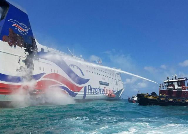 Fotografía cedida por la Guardia Costera de Estados Unidos hoy, miércoles 17 de agosto de 2016, del incendio de un crucero proveniente de República Dominicana, que se incendió a pocos kilómetros de atracar en San Juan (Puerto Rico). El incidente no provocó víctimas ni heridos graves. EFE/GUARDIA COSTERA DE ESTADOS UNIDOS/SOLO USO EDITORIAL/NO VENTAS