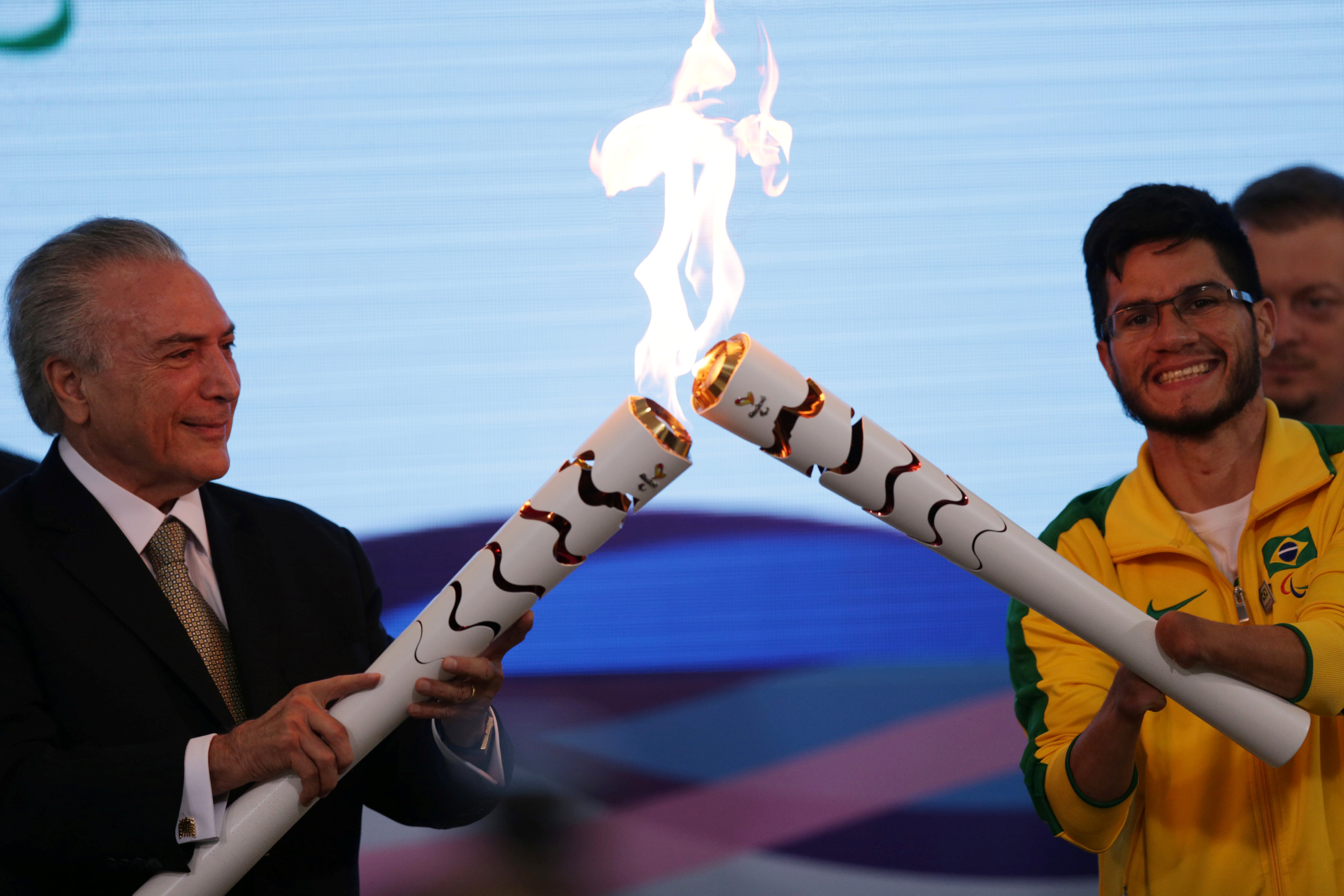 FOTOS: Temer recibe la antorcha paralímpica mientras Rousseff aguarda su futuro