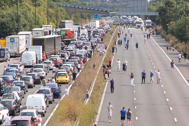 37A016B400000578-3761261-Pictured_Drivers_stare_in_disbelief_at_the_crash_with_traffic_ta-a-53_1472302178071